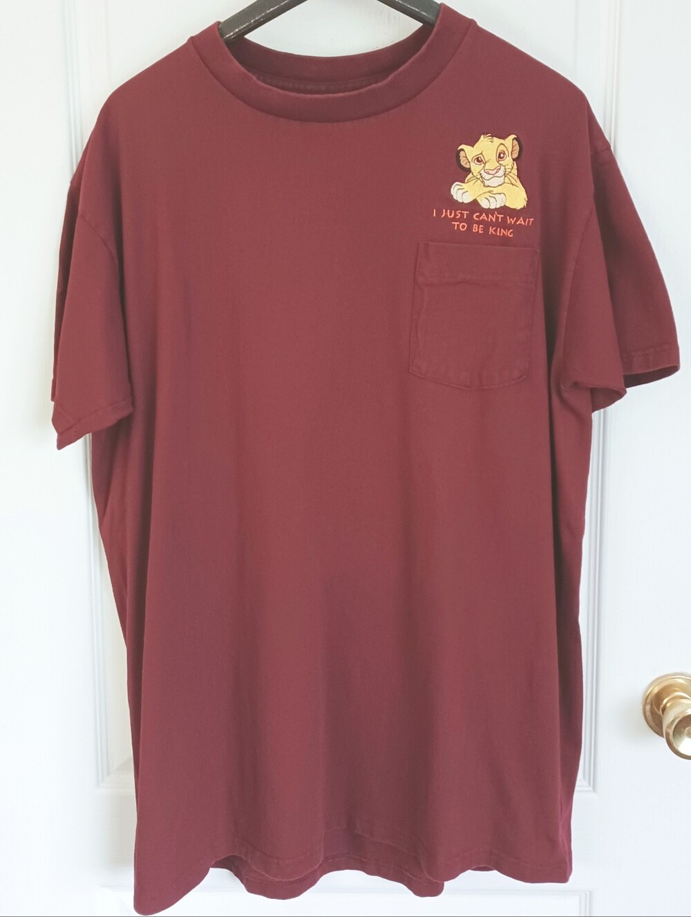 VINTAGE DISNEY DESIGNS LARGE/X-LARGE MAROON EMBROIDERED SIMBA POCKET T-SHIRT